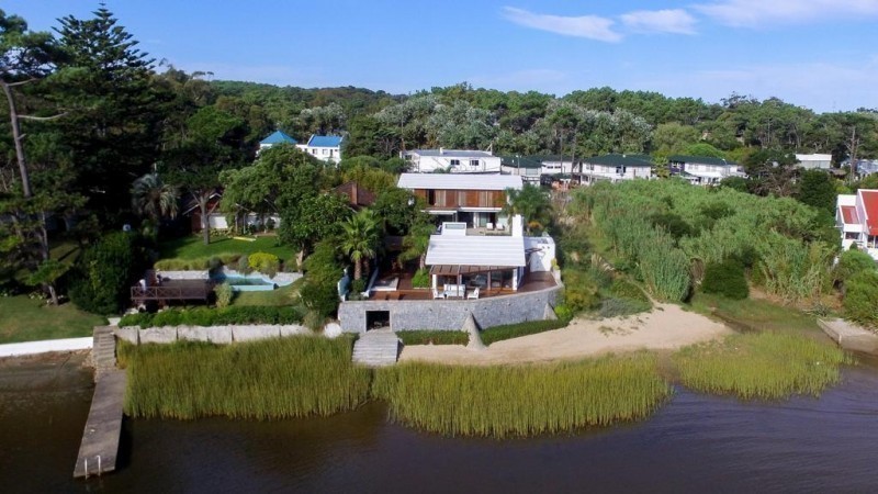 Espectacular casa sobre la desembocadura de la barra